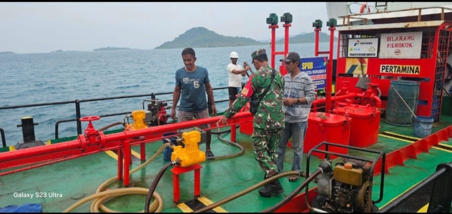 Babinsa Koramil 06/Serasan Awasi Distribusi BBM Bersubsidi untuk Nelayan dan Masyarakat