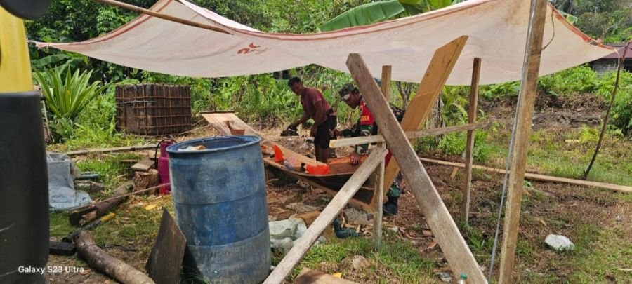 Babinsa Koramil 06/Serasan Bantu Warga Siapkan Pompong Pancung, Pererat Kemanunggalan TNI dan Rakyat