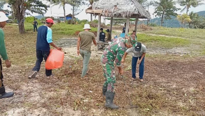 Babinsa Koramil 06/Serasan Bersama Warga Gotong Royong Bersihkan Pantai Sisi