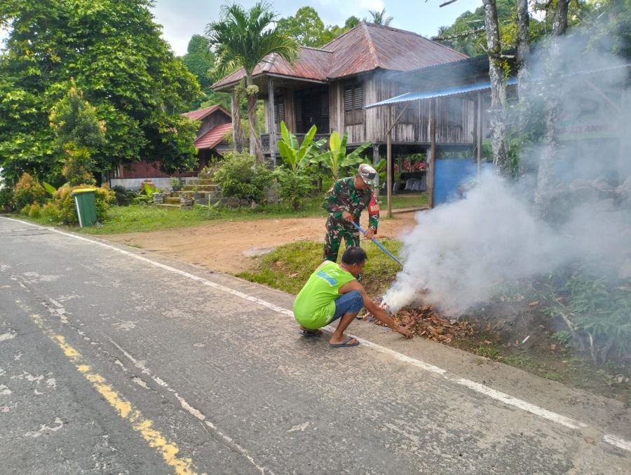Babinsa Serasan Pimpin Gotong Royong Bersihkan Jalan Desa