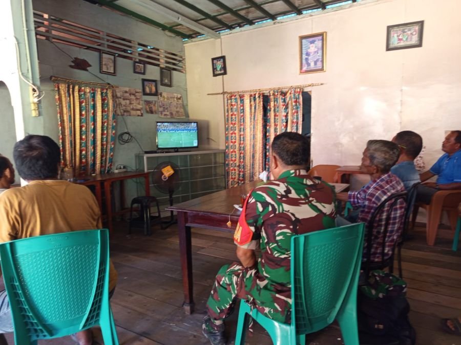 Babinsa koramil 06/serasan kodim 0318 /natuna sertu Suwarno melaksanakan nobar piala Dunia bersama
