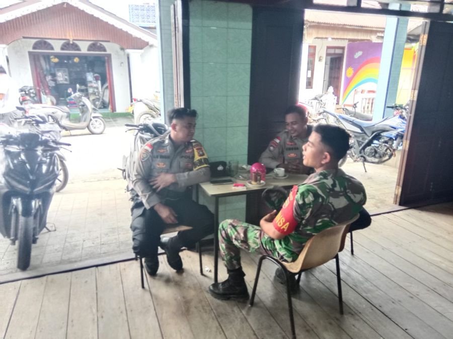 Babinsa koramil 06/serasan kodim 0318/natuna komsos di kedai kopi pagi sore
