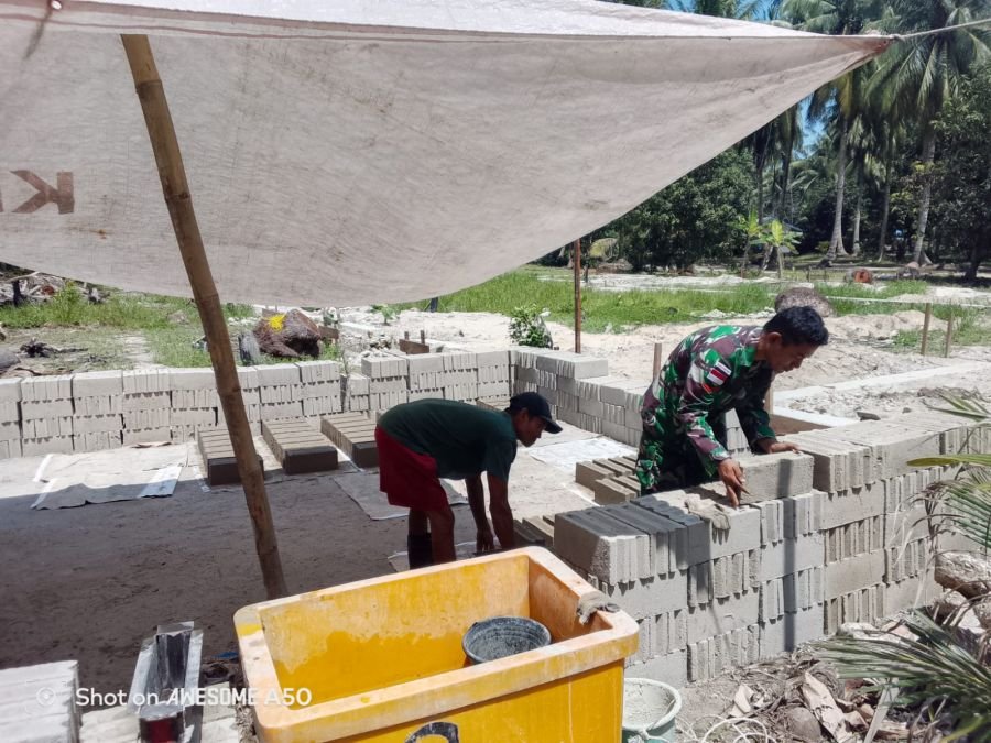Babinsa Koramil 06/Serasan, Kopda Hafit Heriadi, melaksanakan kegiatan Komunikasi Sosial (Komsos) de