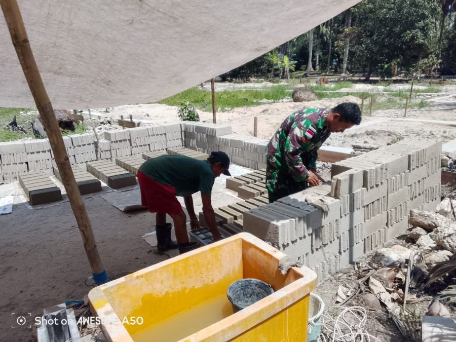 Babinsa Koramil 06/Serasan, Kopda Hafit Heriadi, melaksanakan kegiatan Komunikasi Sosial (Komsos) de