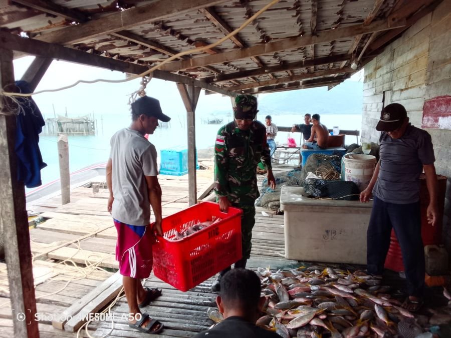 Babinsa Serasan Temui Nelayan, Tekankan Keselamatan Saat Mencari Nafkah di Laut