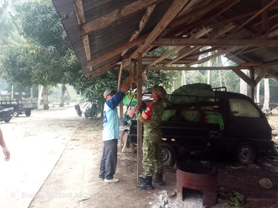 Babinsa Serasan Turun Tangan Bantu Warga Benahi Gubuk Penyimpanan Kelapa