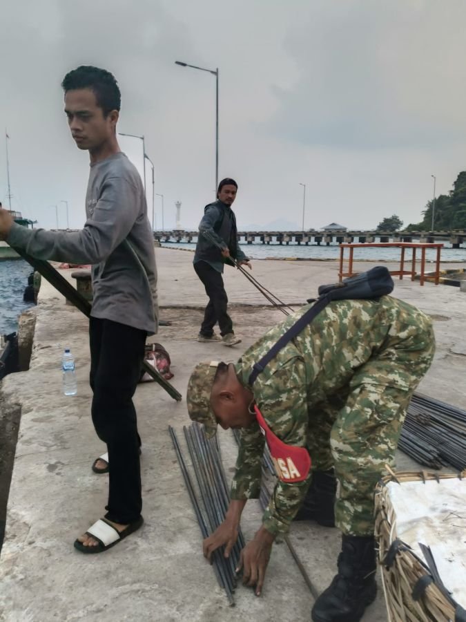 Babinsa Koramil 06/Serasan Kopda Hafit Heriadi melaksanakan kegiatan Komunikasi Sosial (Komsos) deng