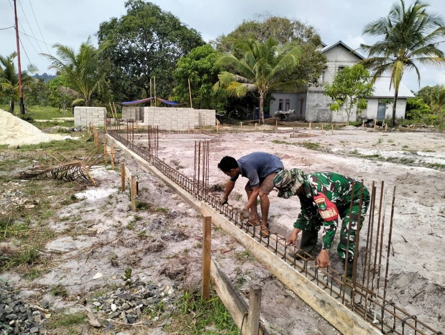 Babinsa Koramil 06/Serasan Laksanakan Pengawasan dan Bantu Pembangunan KDKMP di Desa Payak