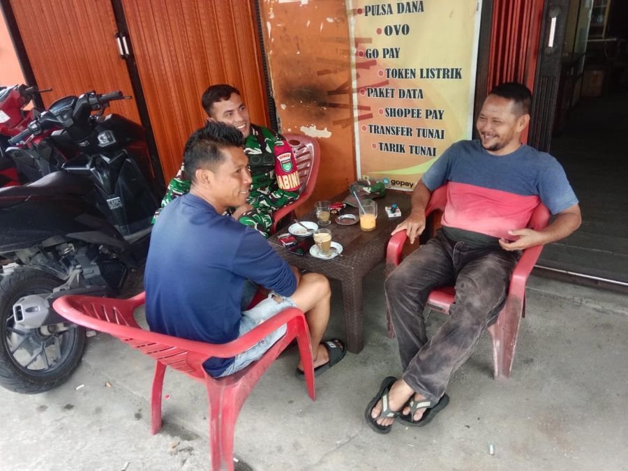 Babinsa Koramil 06/Serasan Pererat Silaturahmi Melalui Komsos Bersama Warga