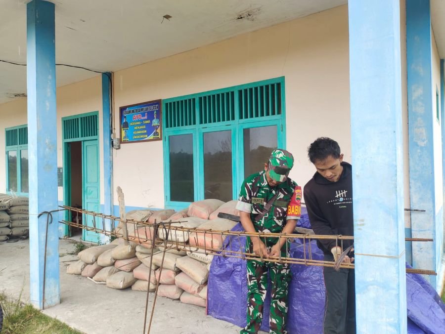 Babinsa Koramil 06/Serasan Pos Ramil Subi Serka Risdianto melaksanakan kegiatan komunikasi sosial (K
