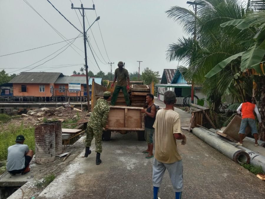 Babinsa Koramil 06/Serasan  Praka Jhon Sirait melaksanakan Komsos Sekaligus Membantu Warga yang Seda