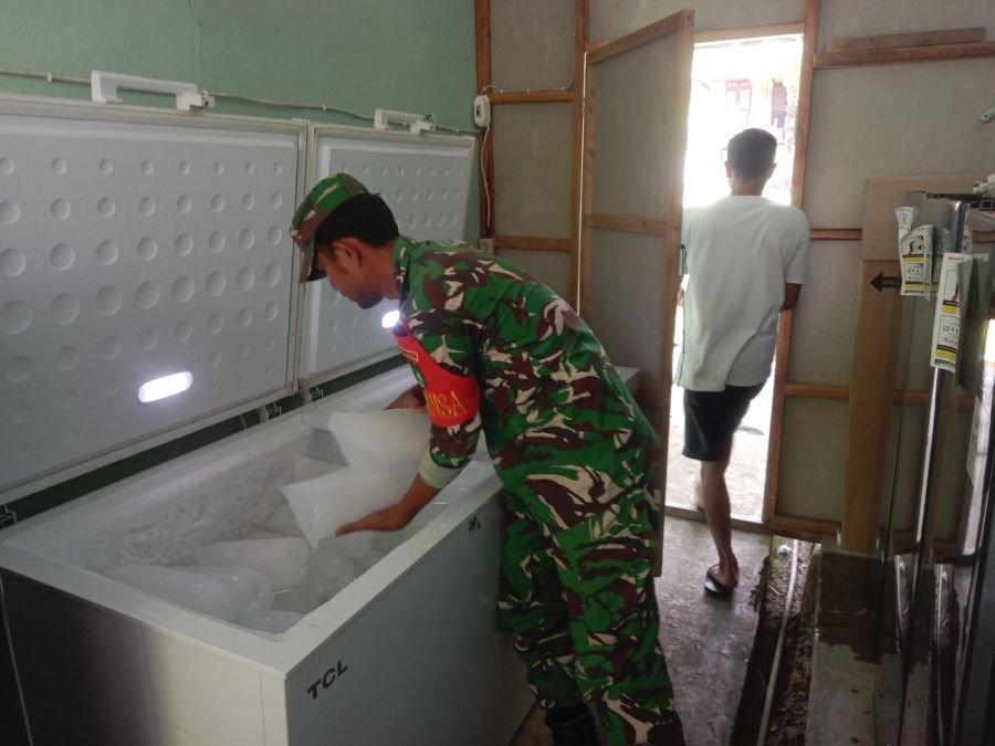 Babinsa Koramil 06/Serasan, Pratu Jhon Asamady Sirait, melaksanakan kegiatan Komunikasi Sosial (Koms
