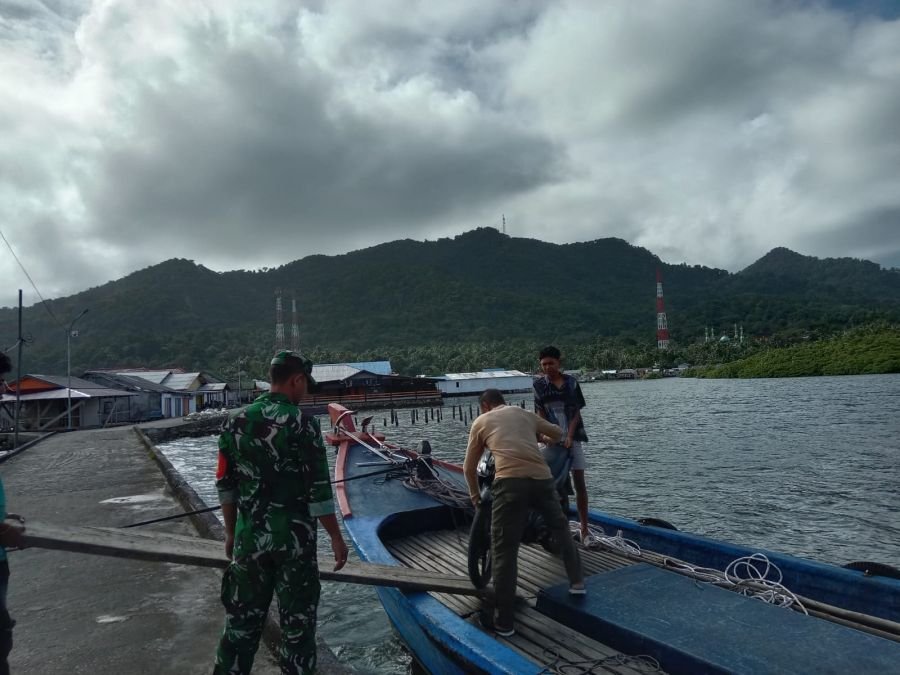 Babinsa Koramil 06/Serasan, Pratu Jhon Sirait, melaksanakan kegiatan Komunikasi Sosial (Komsos) seka