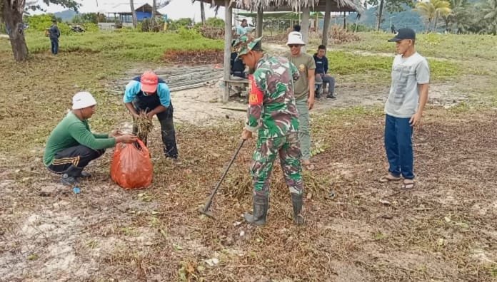 Babinsa Koramil 06/Serasan Pratu Jhon Asmady Sirait melaksanakan kegiatan pembinaan teritorial perih