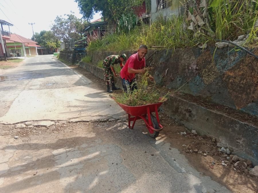 Babinsa Koramil 06/Serasan Turun Tangan Bantu Warga Bersihkan Pekarangan