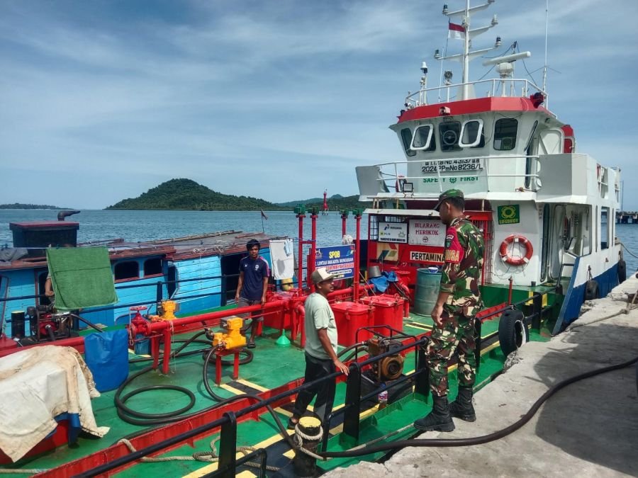 Babinsa koramil 06/serasan pratu jhon asmady sirait melaksanakan pengawasan pendistribusian BBM
