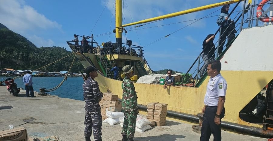 Babinsa Koramil  06/Serasan Serka Hendry Purwanto bersama petugas lainnya melaksanakan pengamanan da