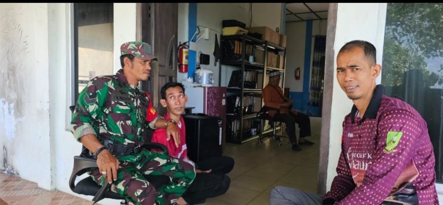 Babinsa Koramil 06/Serasan, Serka Hendry Purwanto, melaksanakan kegiatan Komunikasi Sosial (Komsos)