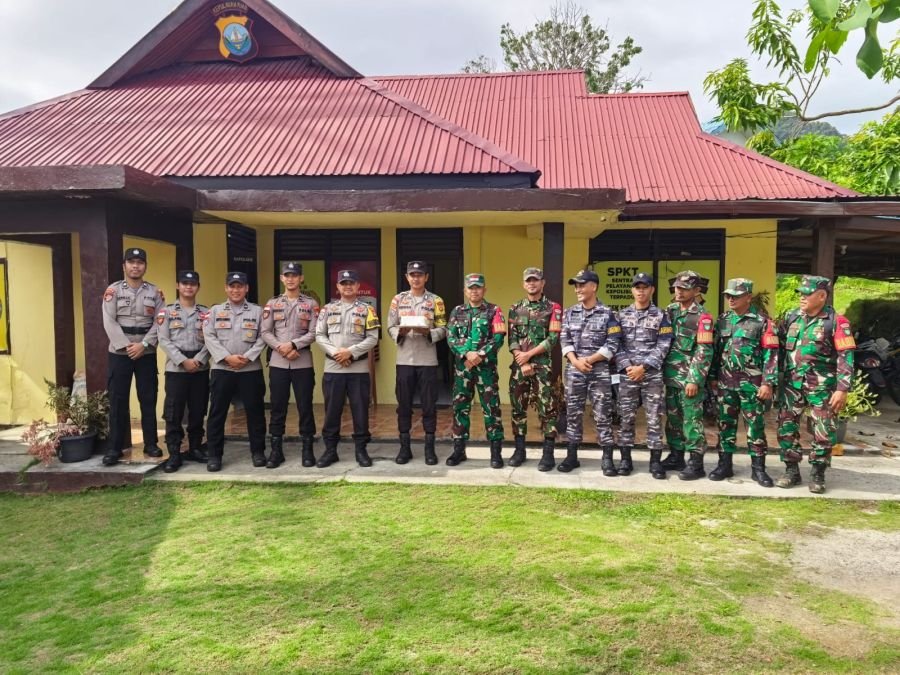 Babinsa Koramil 06/Serasan, Serka Harahap, melaksanakan kegiatan memberikan ucapan selamat dalam ran
