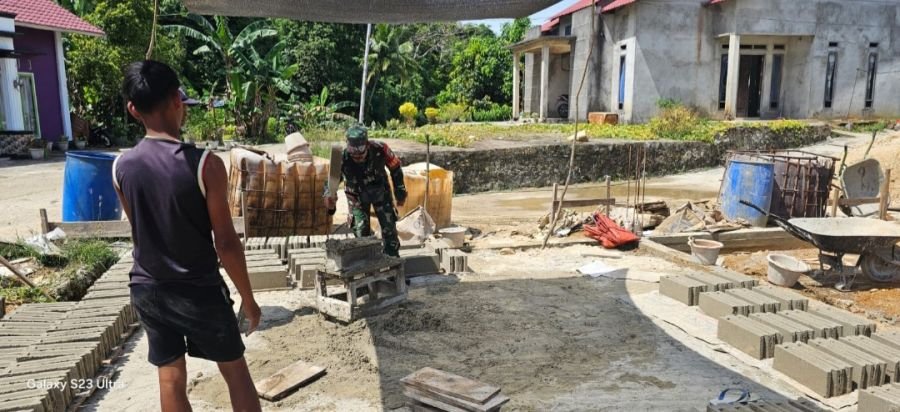 Babinsa Koramil 06/Serasan, Serka Hendry Purwanto, melaksanakan kegiatan Komunikasi Sosial (Komsos)