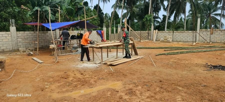Babinsa Serasan Turun Langsung Bantu Pembangunan Koperasi Merah Putih di Natuna
