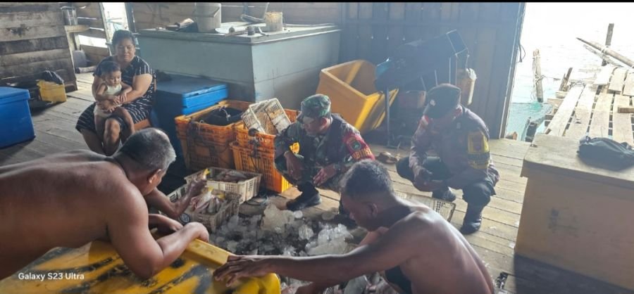 Babinsa Koramil 06/Serasan Serka Hendry Purwanto bersama Bhabinkamtibmas Bripka Safaringa melaksanak