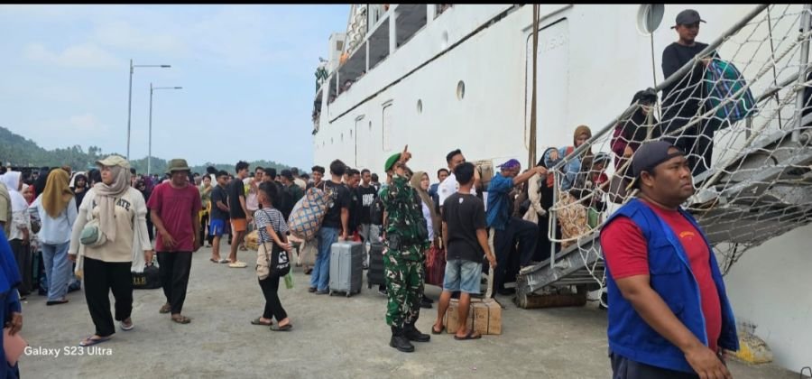 Babinsa Koramil 06/Serasan Serka Hendry Purwanto bersama petugas terkait melaksanakan kegiatan penga