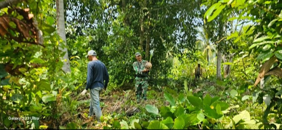 Babinsa Koramil 06/Serasan Serka Hendry Purwanto melaksanakan kegiatan Komunikasi Sosial (Komsos) be