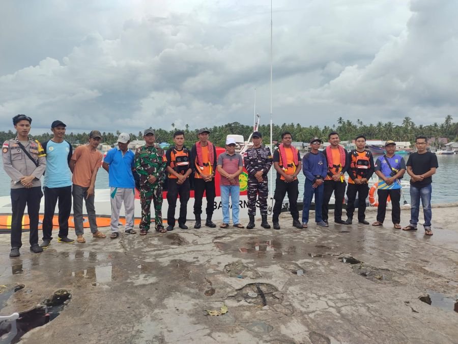 Babinsa koramil 06/serasan serka Risdianto mendapat laporan tentang adanya  nelayan yg hilang .