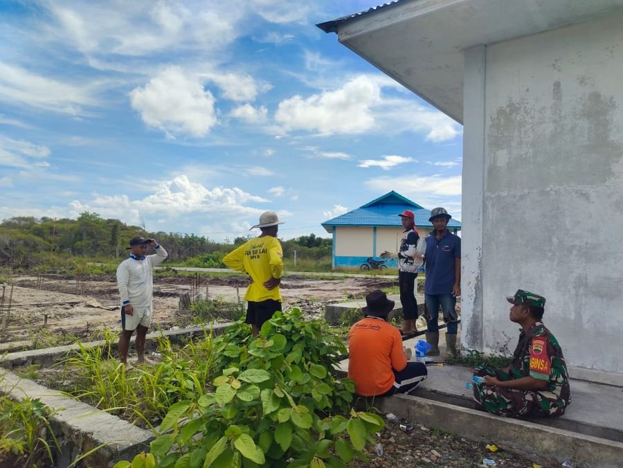 Babinsa koramil 06/serasan Serka Risdianto membagikan gaji pekerja KDKMP di desa Meliah selatan .