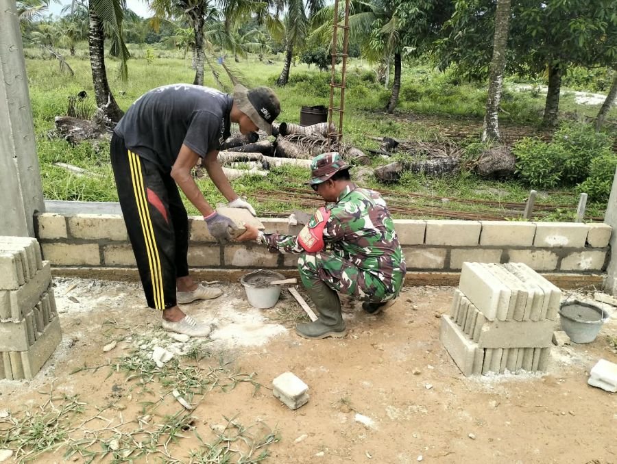 Babinsa Serasan Timur Bantu Pemasangan Batu Bata KDKMP di Desa Payak