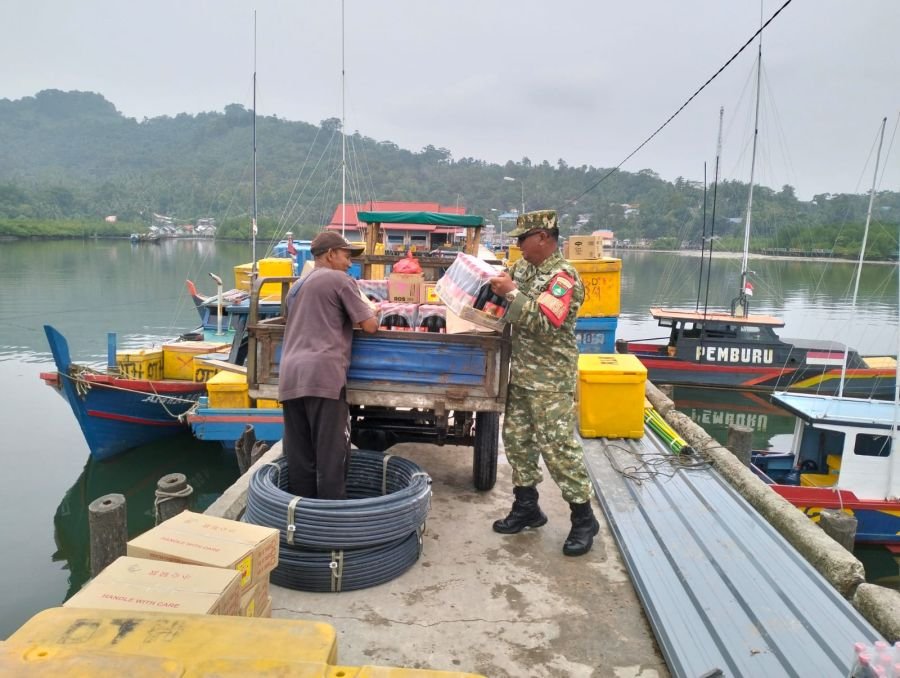 Babinsa Koramil 06/Serasan Bantu Bongkar Sembako dari Pompong di Natuna