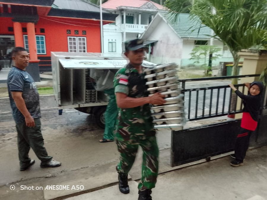 Babinsa Koramil 06/Serasan, Sertu Suwarno, melaksanakan kegiatan komunikasi sosial (Komsos) dengan m