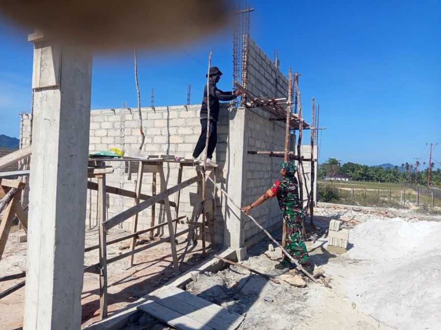 Babinsa Koramil 06/Serasan, Sertu Suwarno, melaksanakan kegiatan pengawasan sekaligus membantu para