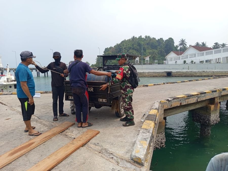 Babinsa Koramil 06/Serasan Sertu Suwarno melaksanakan kegiatan komsos bersama  warga binaan sekaligu