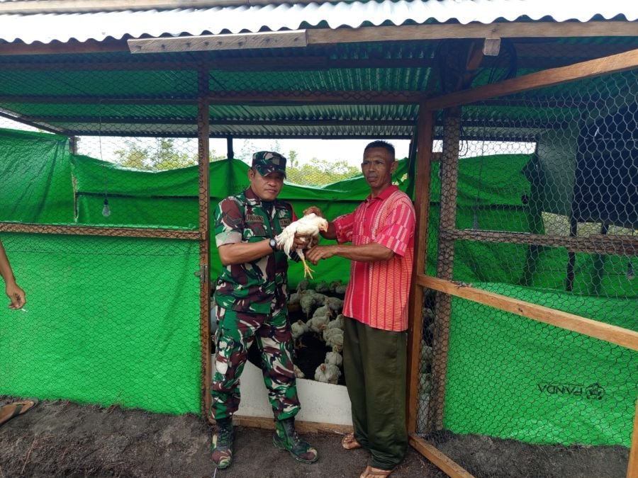 Babinsa koramil 06/serasan Sertu Suwarno melaksanakan komsos dengan petugas BUMDES desa pangkalan.
