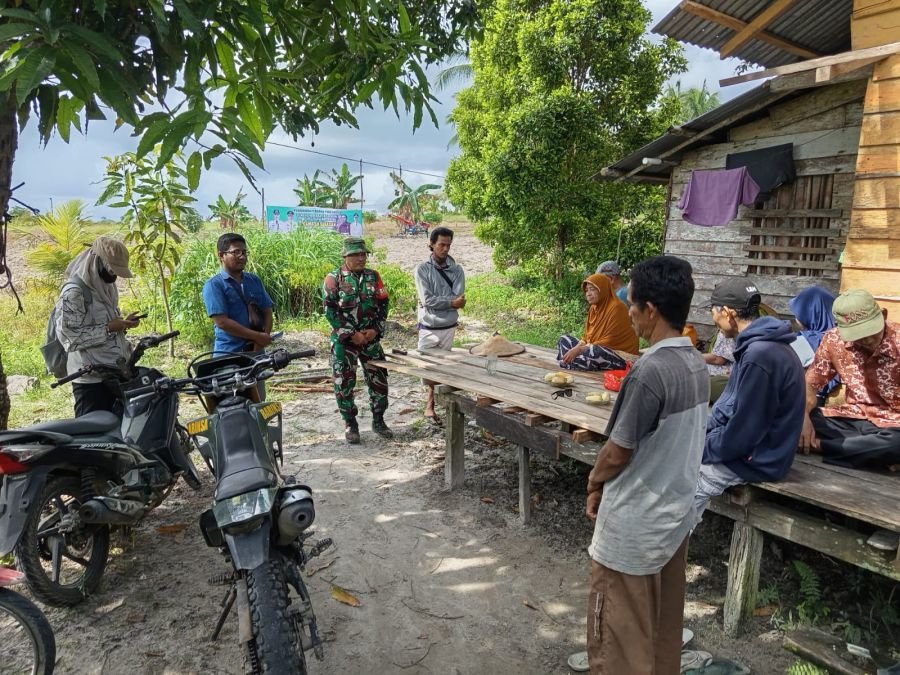 Babinsa koramil 06/serasan sertu suwarno melalsanakan komsos dengan petani.