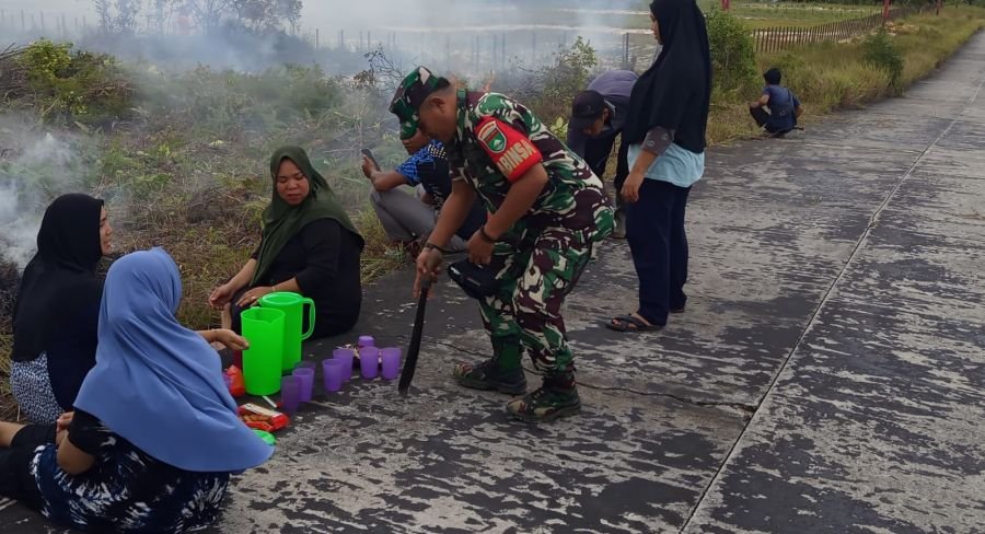 BABINSA KORAMIL 06/SERASAN SERTU SUWARNO BERSAMA MASYARAKAT DAN IBU-IBU PKK MELAKSANAKAN GOTONG ROYO