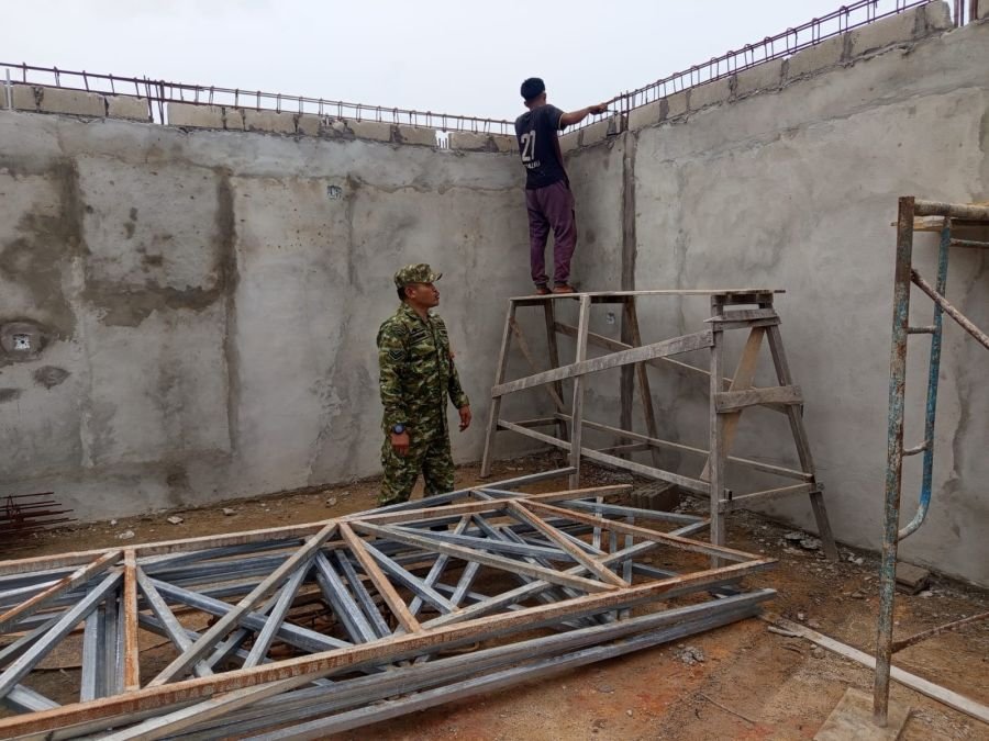 Babinsa Koramil 06/Serasan Sertu Suwarmo melaksanakan pengawasan pembangunan KDKMP di Desa Jermalik