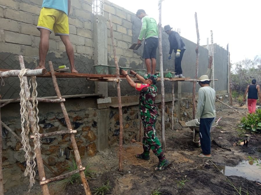 Babinsa koramil 06/serasan sertu Suwarno membantu pekerja  KDKMP desa jermalik.