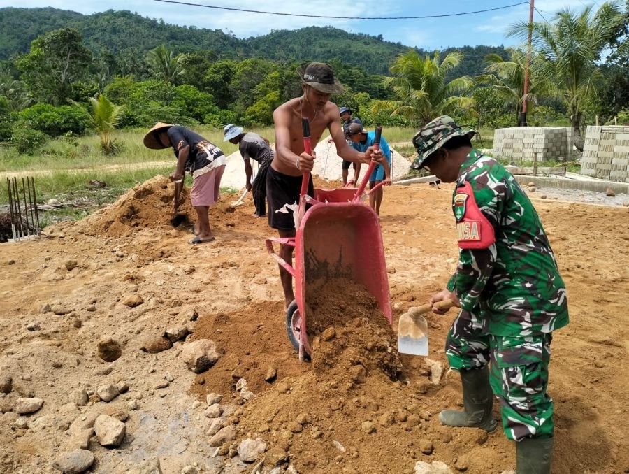 Babinsa Koramil 06/Serasan, Sertu Y. Chaniago, melaksanakan kegiatan pengawasan pembangunan Koperasi