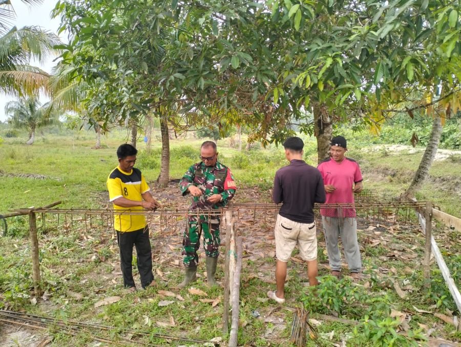 BABINSA KORAMIL 06/SERASAN SERTU Y. CHANIAGO MELAKSANAKAN PENGAWASAN DAN MEMBANTU PEKERJA PEMBANGUNA