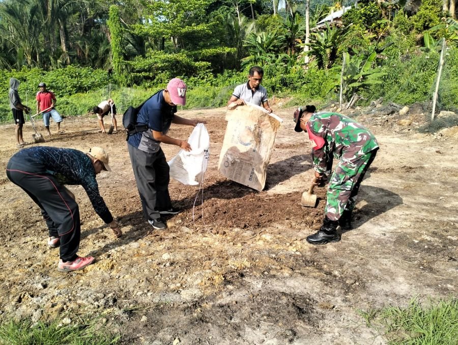 Babinsa Koramil 06/Serasan, Sertu Y. Chaniago, melaksanakan kegiatan gotong royong bersama masyaraka