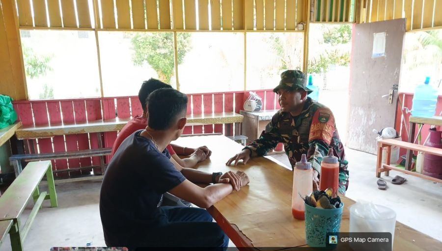 Babinsa Koramil 06/Skj Dekat dengan Warga, Ngobrol Santai Sambil Serap Aspirasi Pemuda Uka
