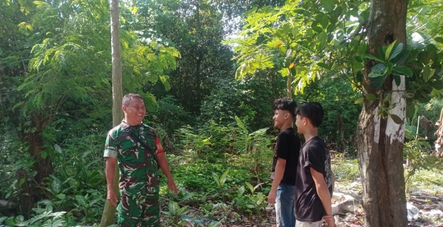 Babinsa Koramil 06/Sukajadi Ajak Pemuda Peduli Kebersihan Lingkungan