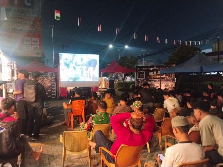 Babinsa Koramil 06/Sukajadi Ajak Warga Pererat Silaturahmi Melalui Nobar