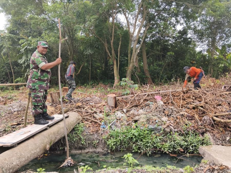 Babinsa Koramil 06/Sukajadi Ajak Warga Bersihkan Parit dan Tata Lahan di Sungai Sibam