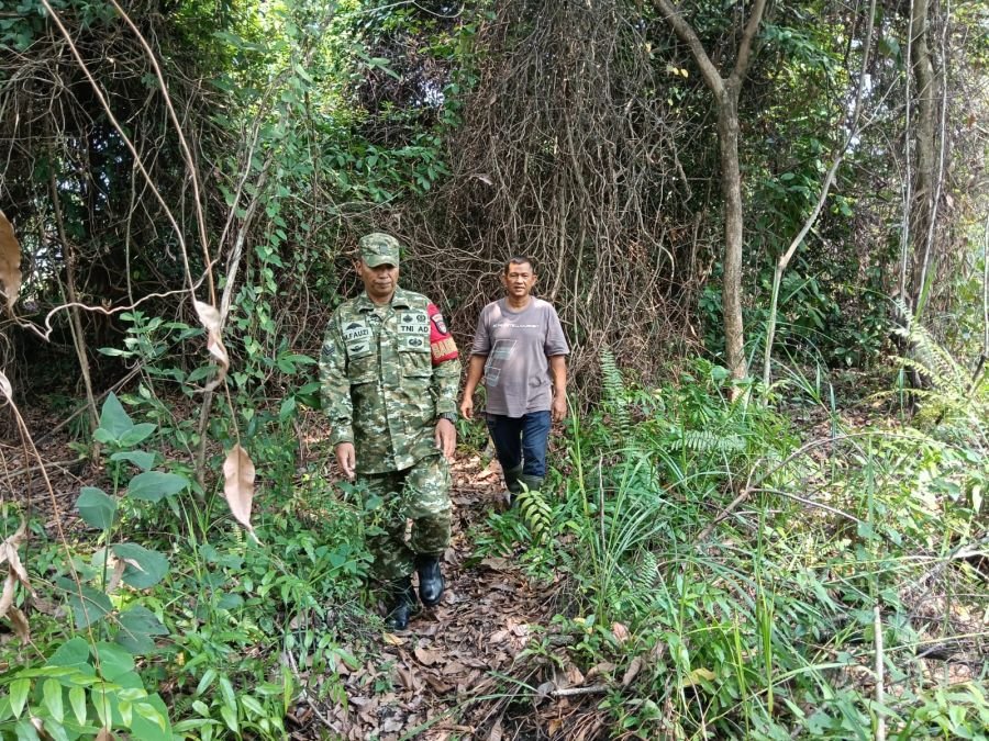 Babinsa Koramil 06/Sukajadi Ajak Warga dan MPA Bersama Cegah Karhutla di Sungai Sibam