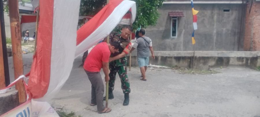 Babinsa Koramil 06/Sukajadi Ajak Warga Semarakkan HUT ke-81 RI dengan Kibarkan Merah Putih