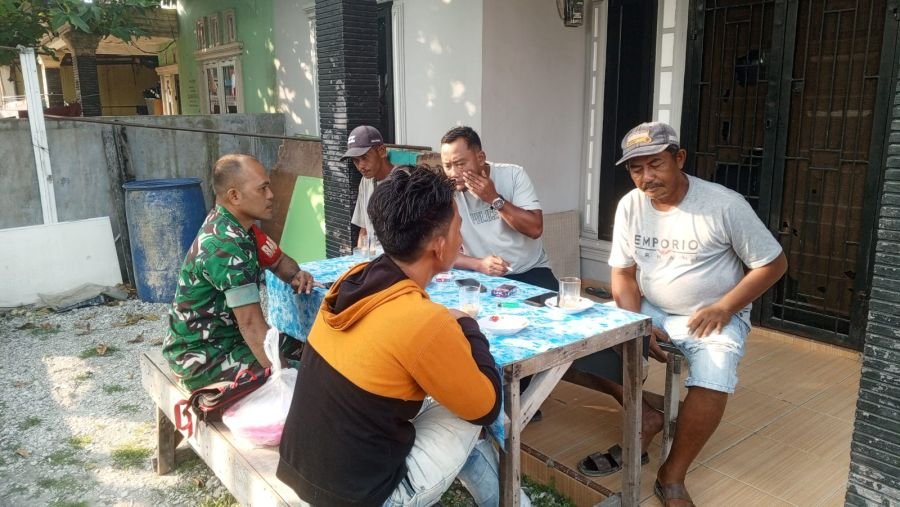 Babinsa Koramil 06/Sukajadi Ajak Warga Kampung Tengah Waspadai Narkoba dan Tingkatkan Keamanan Lingk